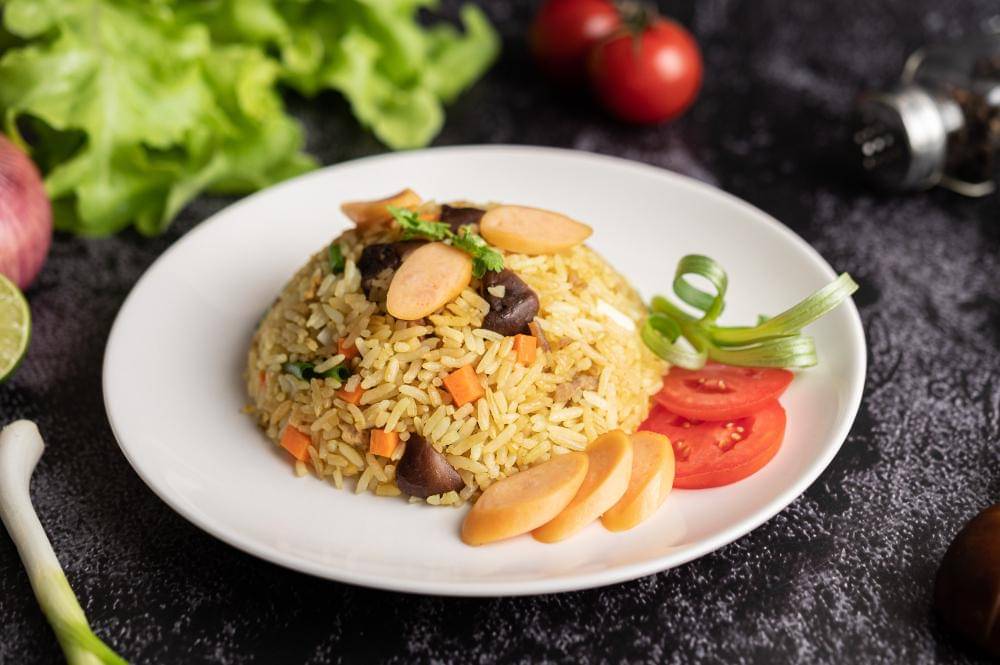 ilustrasi nasi goreng (freepik.com/jcomp)