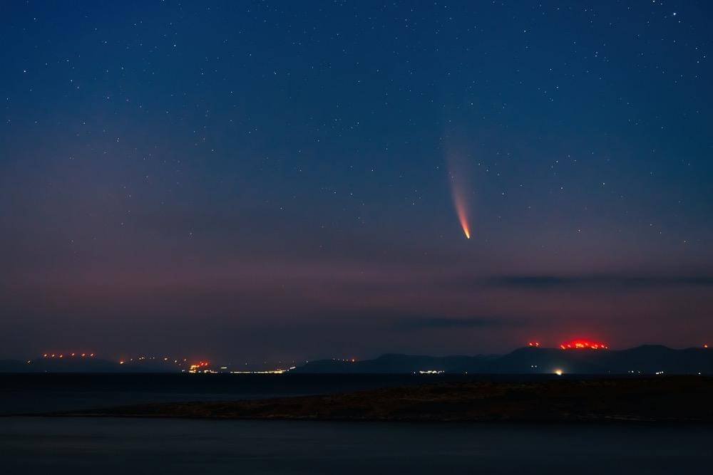 ilustrasi meteor di langit Bumi 