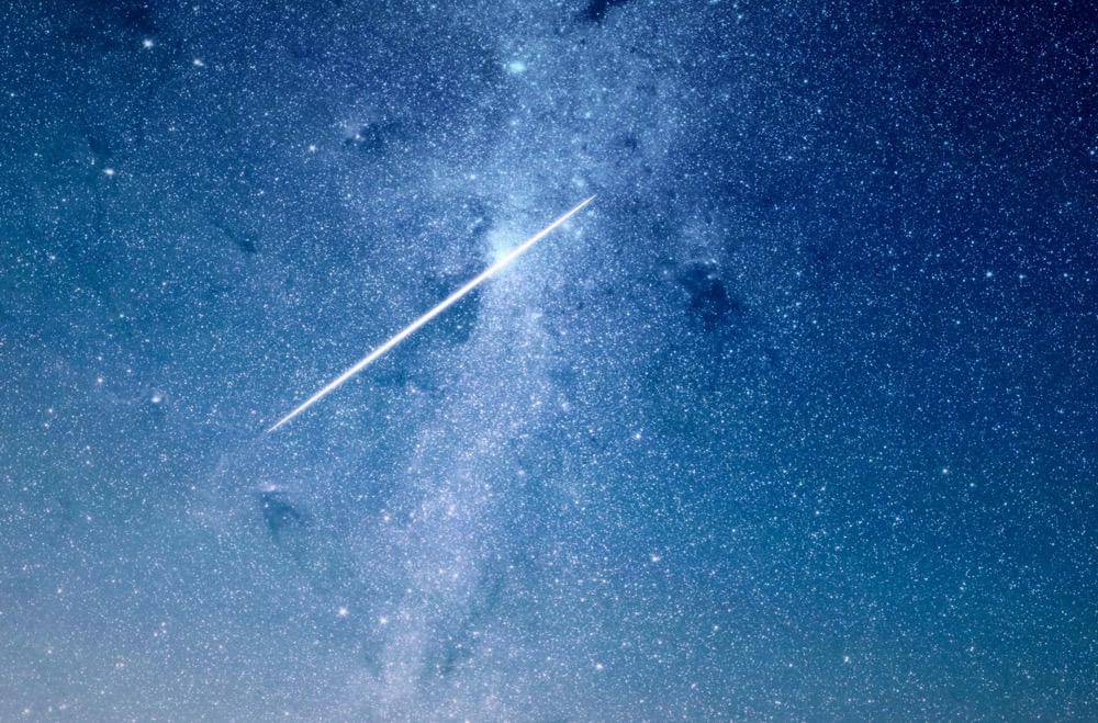 ilustrasi meteor di langit malam