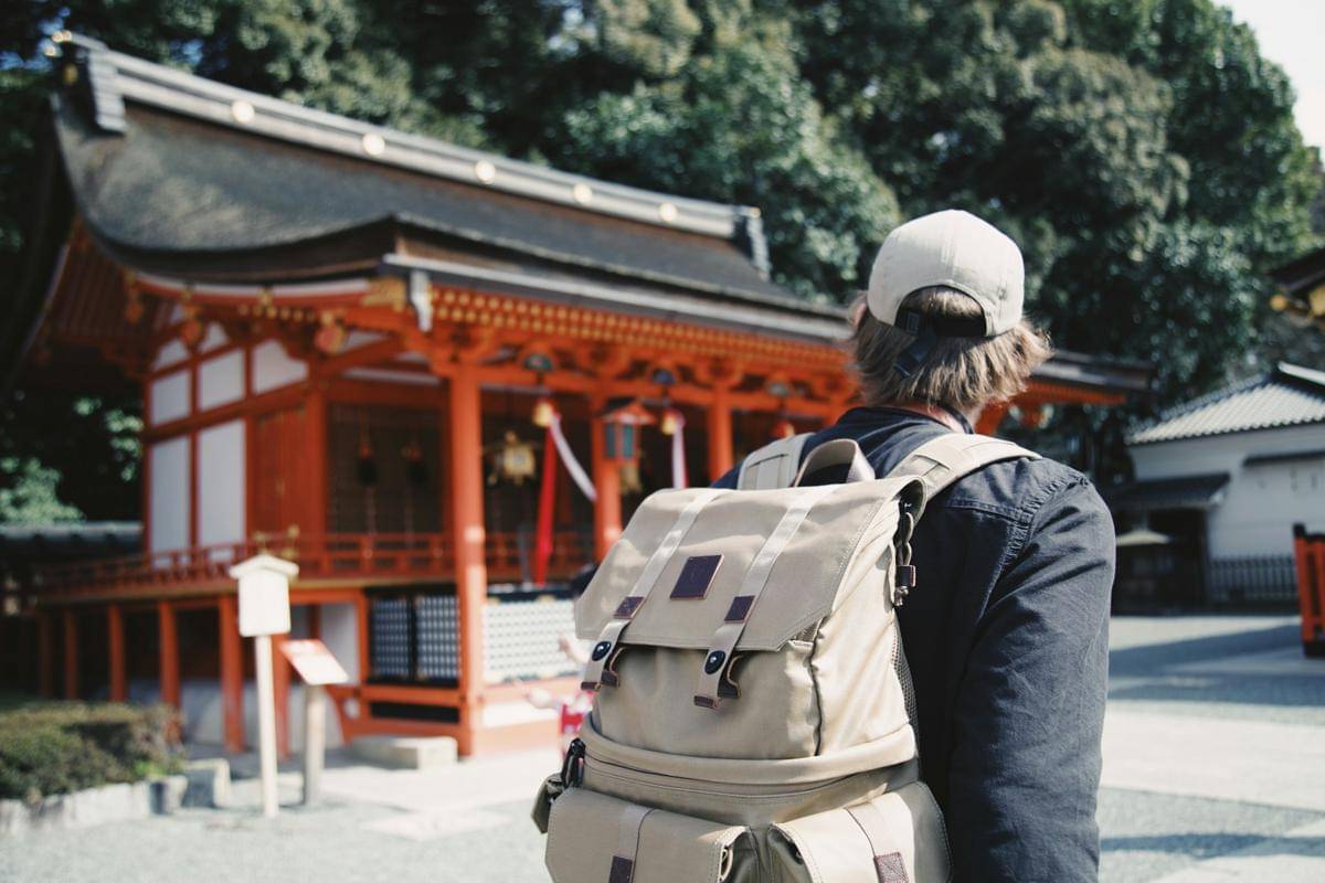 ilustrasi pria traveling (unsplash.com/bobby hendry)