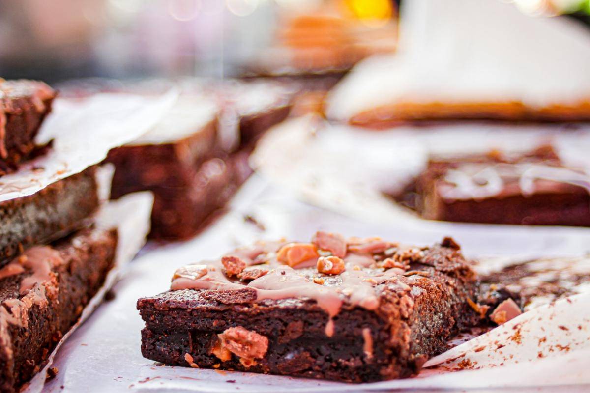 ilustrasi walnut coffee brownies fudgy yang sudah matang