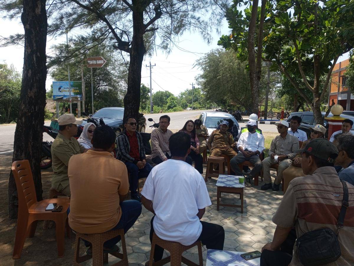 Dialog Komisi B DPRD Bantul dengan pelaku wisata di pantai barat Bantul. (IDN Times/Daruwaskita)