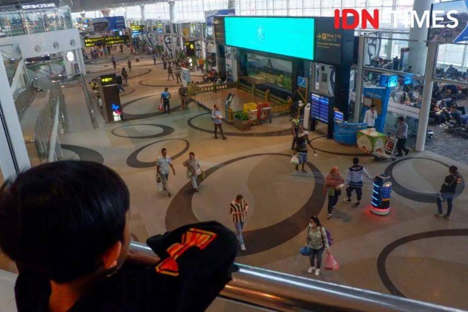 Suasana kepadatan penumpang di terminal keberangkatan Bandara Internasional Kualanamu, Minggu (8/4/2024). (IDN Times/Prayugo Utomo)