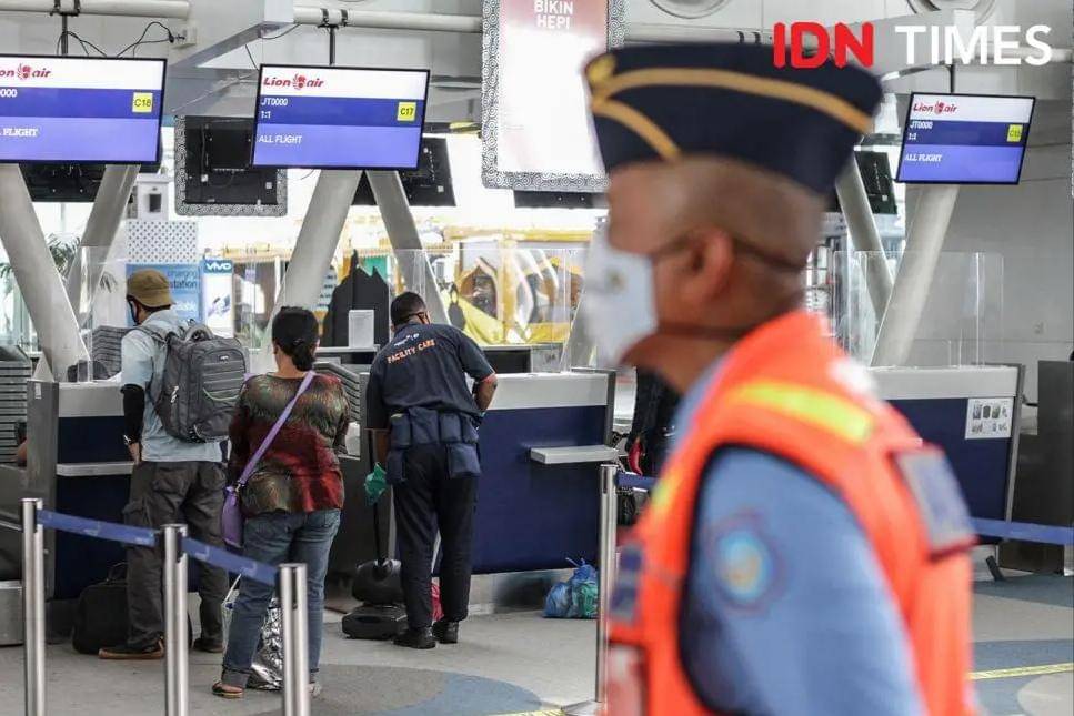 Penumpang di Bandara Internasional Kualanamu, Deli Serdang, Sumatra Utara melakukan check in di salah satu counter maskapai, Selasa (28/7/2020). (IDN Times/Prayugo Utomo)