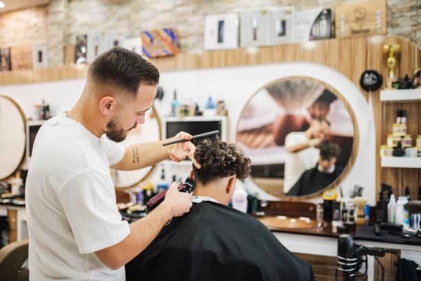 ilustrasi rambut perm potong rambut (pexels.com/Vasil Dimitrov)