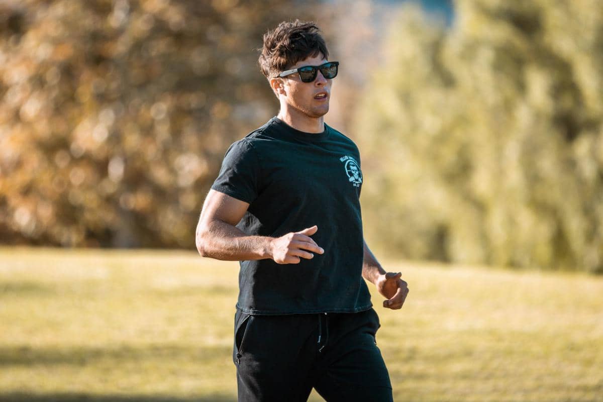 ilustrasi pria sedang berolahraga