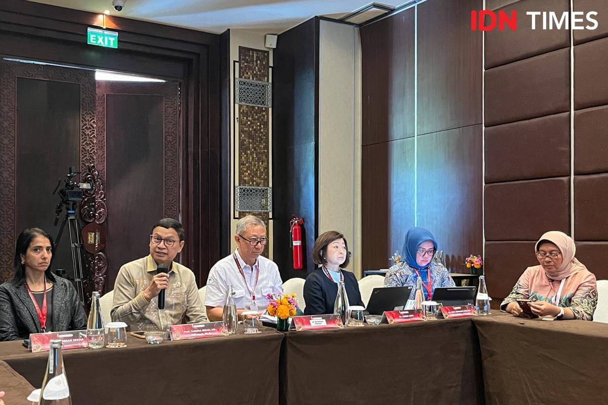 Prof Taruna Ikrar, Kepala BPOM (kedua dari kiri), saat memberikan penjelasan dalam media conference APSMI Summit di Nusa Dua (dok.pribadi/Natalia Indah)