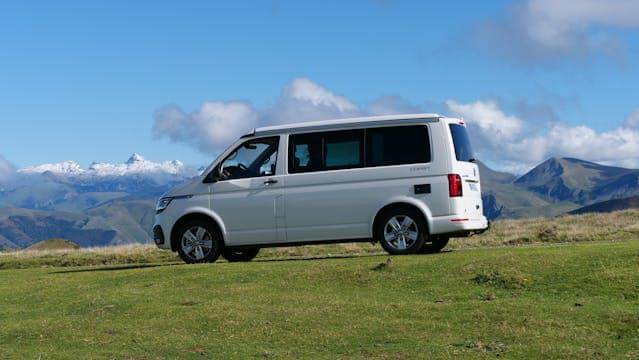 ilustrasi mobil travel