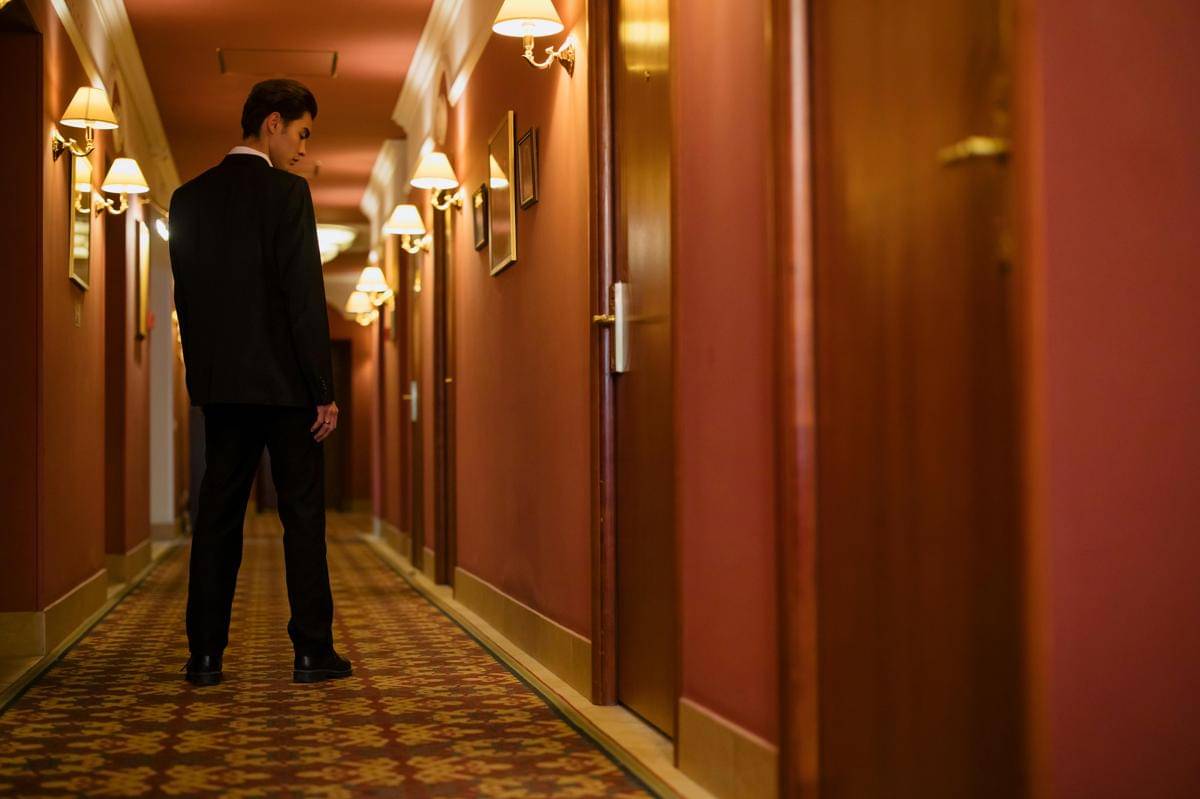 ilustrasi pria di lorong hotel (pexels.com/cottonbro studio)