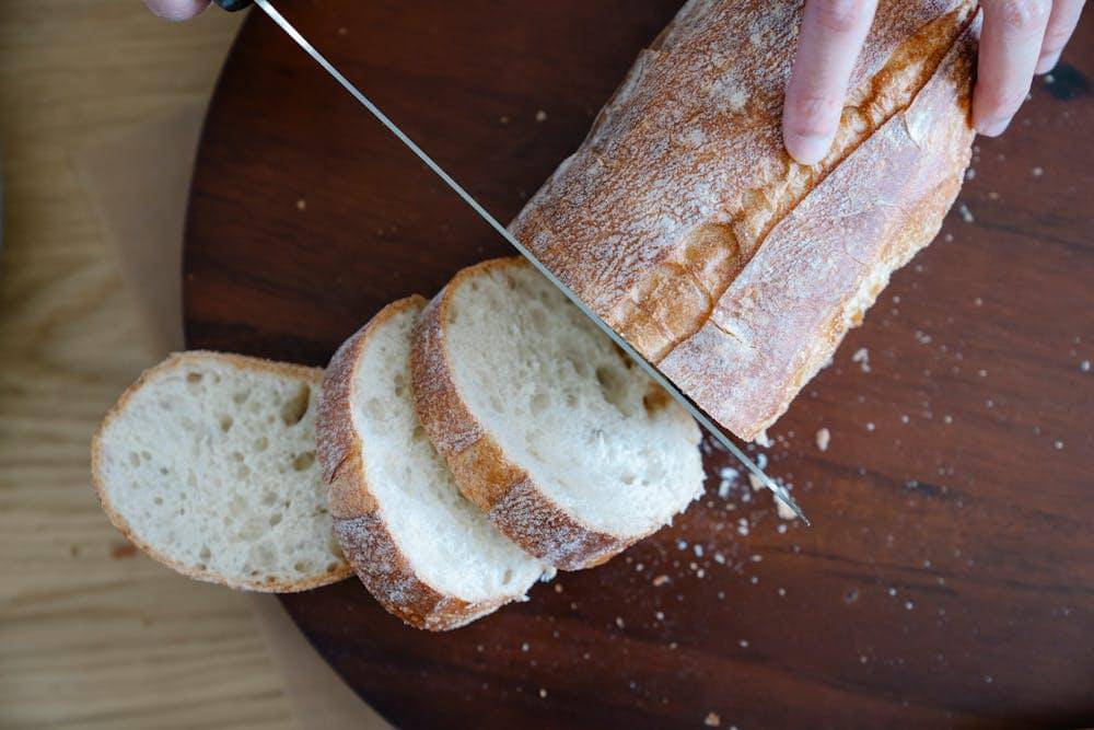 ilustrasi memotong baguette