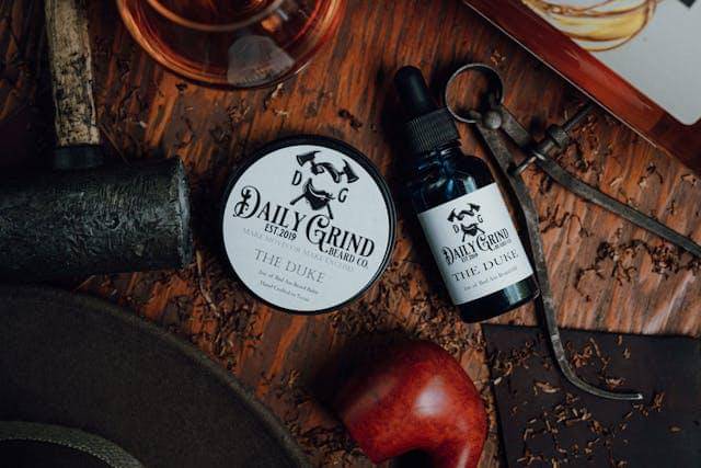 ilustrasi pria menggunakan beard balm (pexels.com/Lance Reis)