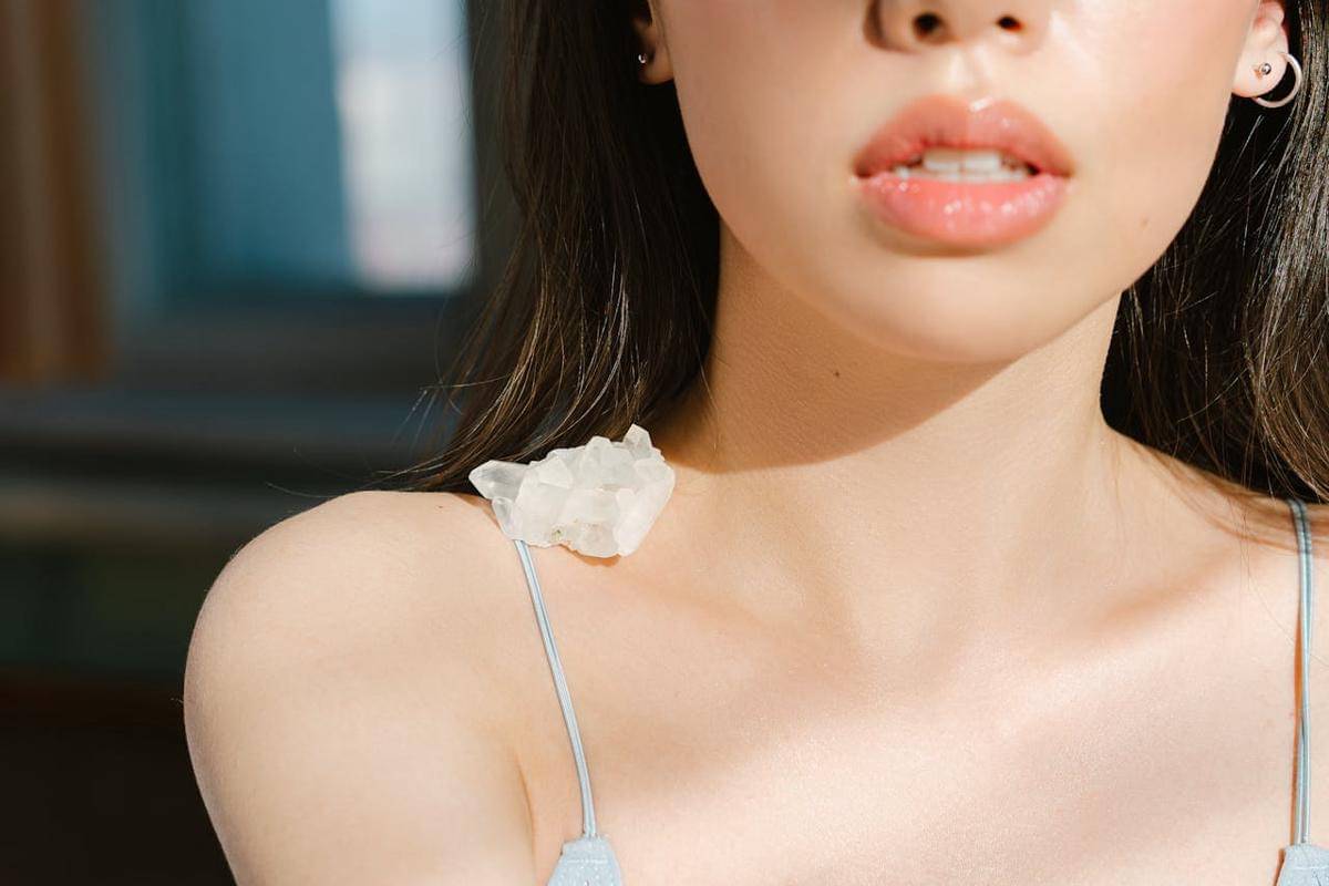 ilustrasi menggunakan lip gloss (pexels.com/Mikhail Nilov)