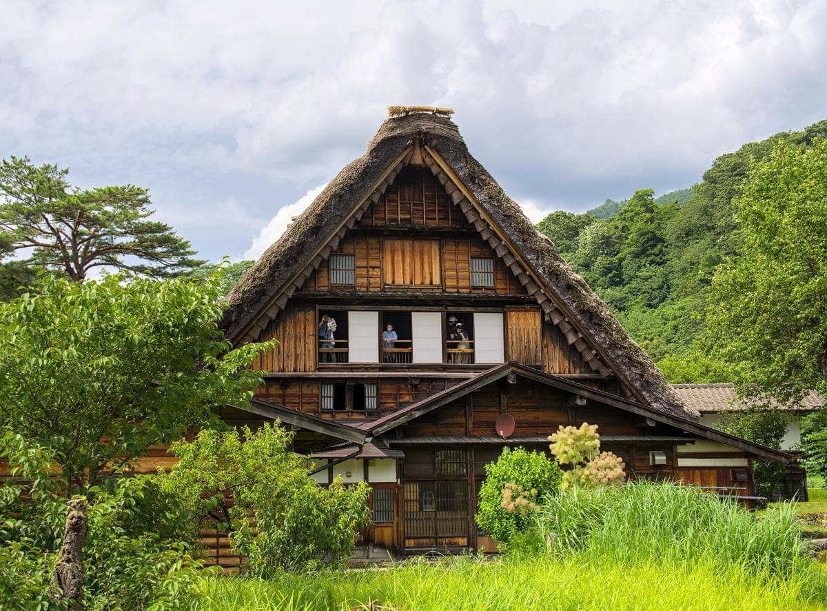 potret rumah gassho-zukuri di Shirakawa-go, dibangun dari bahan alami yang tetap kuat bertahan bertahun-tahun (pexels.com/M K)