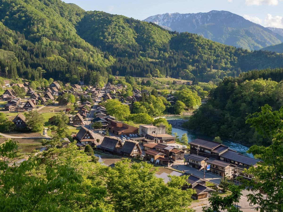 potret panorama desa Shirakawa-go, menunjukkan keseimbangan antara manusia dan alam sekitar (pexels.com/NatureEye Conservation)