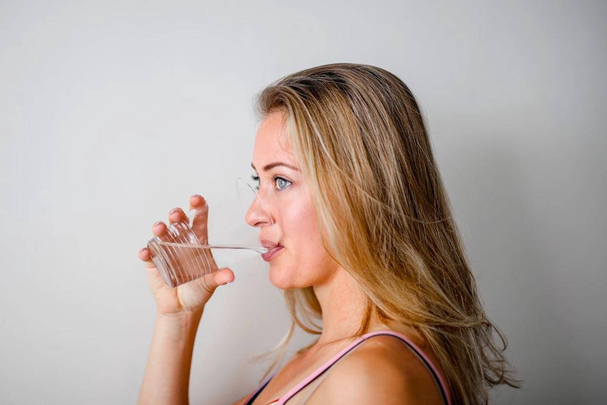 ilustrasi mengonsumsi air minum (pexels.com/Andrea Piacquadio)