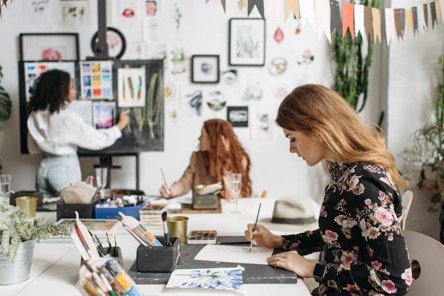 ilustrasi perempuan mengerjakan tugas (pexels.com/Pavel Danilyuk)