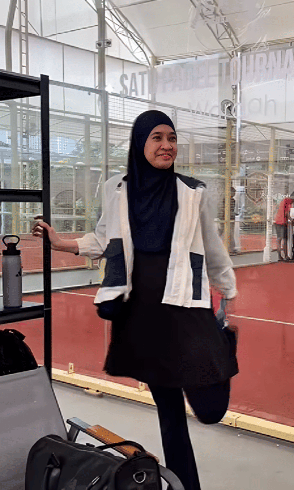 Dhini Aminarti ikut turnamen padel