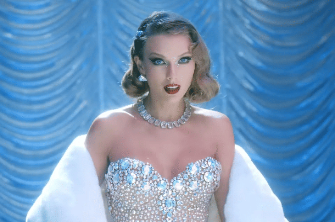 Taylor Swift dalam musik video "Bejeweled" 