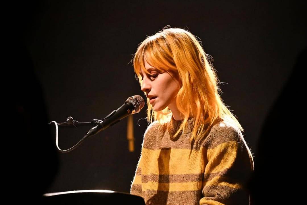Hayley Williams saat membawakan lagu "True Believer" di acara The Tonight Show Starring Jimmy Fallon