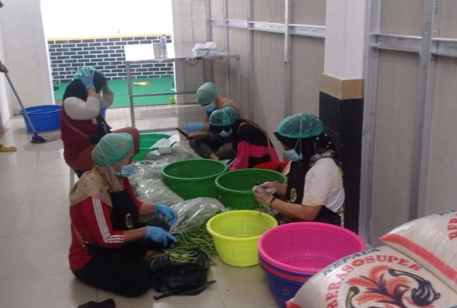 Sejumlah orang bekerja di salah satu dapur MBG di Kabupaten Lebak (ANTARA/Mansyur)