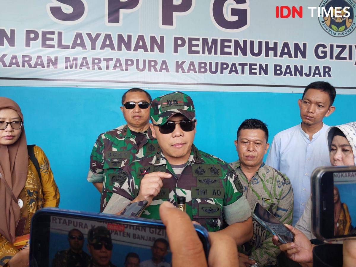 Dandim 1006 Banjar Letkol Inf Bambang Prasetyo Prabujaya, usai mengambil sampel di dapur SPPG Tungkaran, Martapura, mengatakan dapur tersebut ditutup sementara, Jumat (10/10/2025). (Hendra Lianor/IND Times)