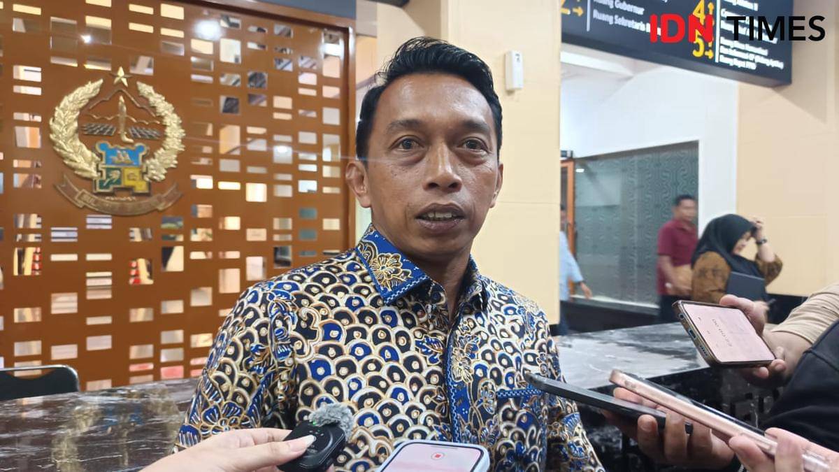 Bupati Sidrap Syaharuddin Alrif diwawancarai usai rapat koordinasi pemerintahan se-wilayah Sulawesi Selatan di Kantor Gubernur Sulsel, Jumat (10/10/2025). (IDN Times/Asrhawi Muin)