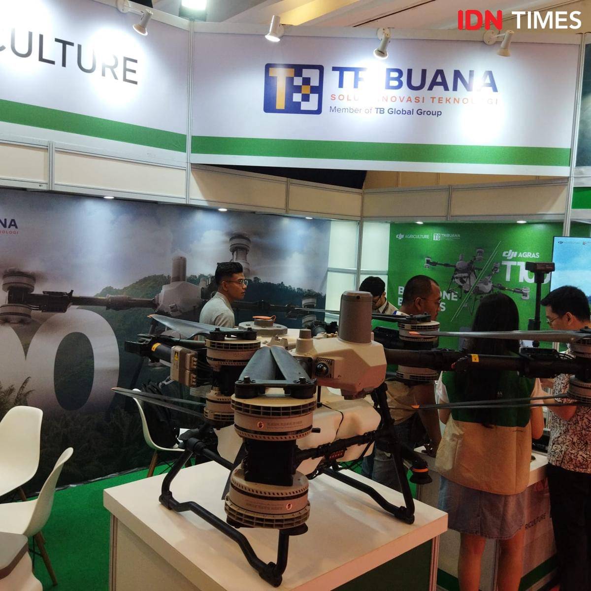 TSIT menampilkan produk unggulannya, DJI Agras T100—drone pertanian generasi terbaru di Palmex 2025 (IDN Times/Doni Hermawan)