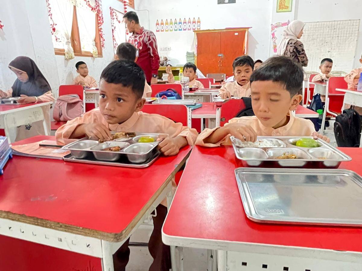 Siswa di SDN 5 Nanggalo menikmati menu MBG (Foto: IDN Times/Halbert Caniago)