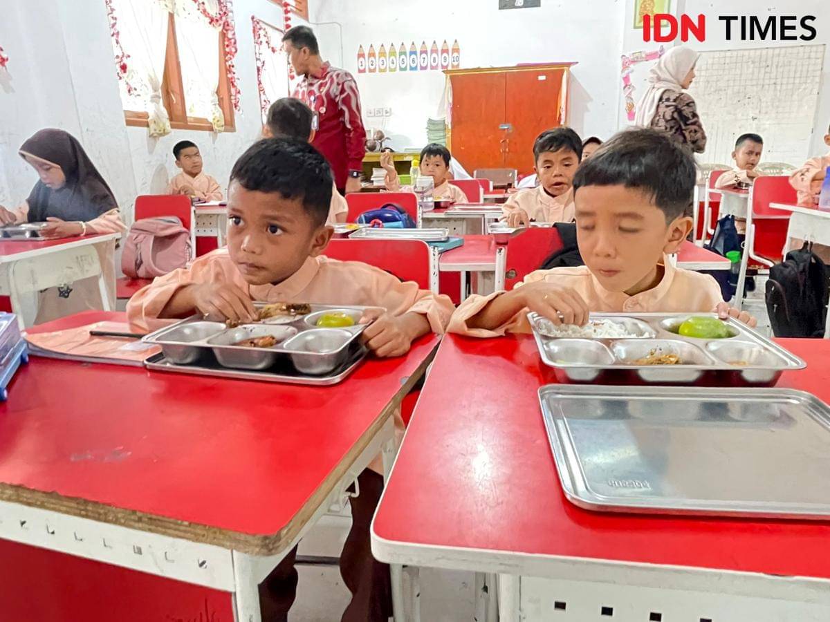 Siswa di SDN 5 Nanggalo menikmati menu MBG (Foto: IDN Times/Halbert Caniago)