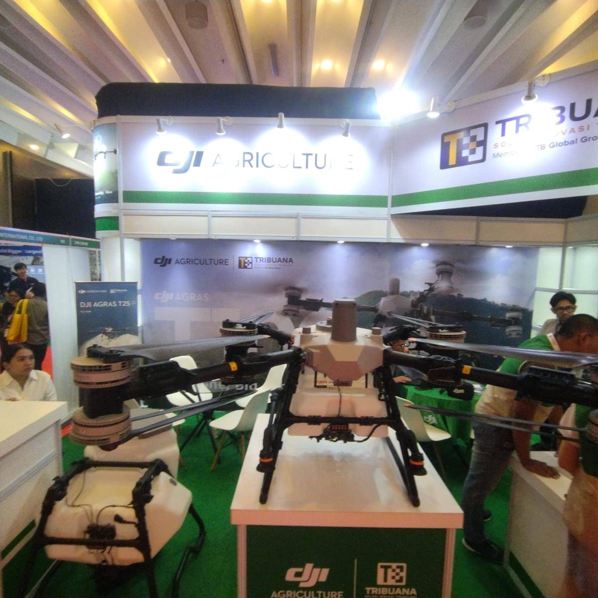 TSIT menampilkan produk unggulannya, DJI Agras T100—drone pertanian generasi terbaru di Palmex 2025 (IDN Times/Doni Hermawan)