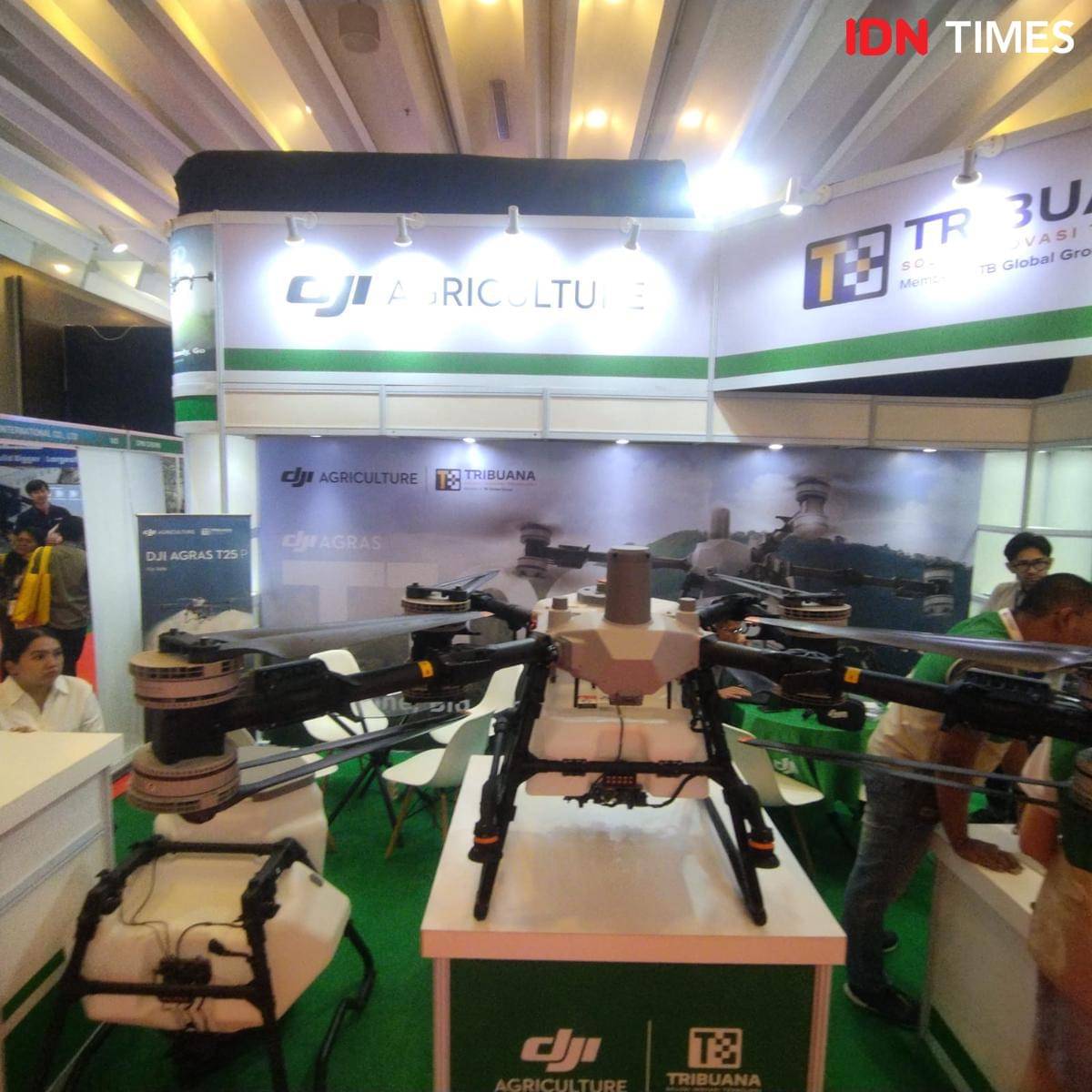 TSIT menampilkan produk unggulannya, DJI Agras T100—drone pertanian generasi terbaru di Palmex 2025 (IDN Times/Doni Hermawan)