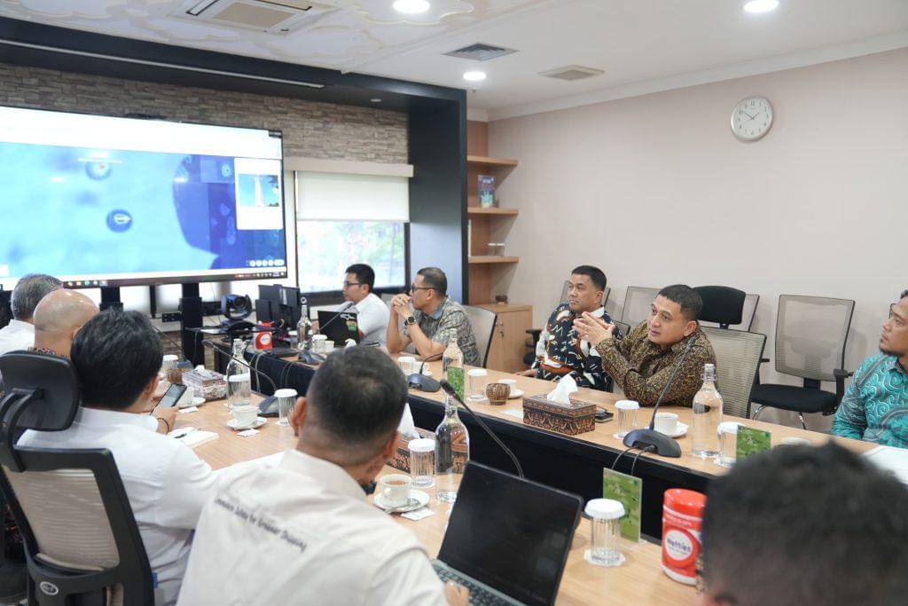 Wali Kota Makassar Munafri Arifuddin memaparkan kondisi di wilayah kepulauan, saat bertandang ke Kantor Direktorat Perhubungan Laut, Kementerian Perhubungan RI di Jakarta, Kamis (9/10/2025). (Dok. Humas Pemkot Makassar)