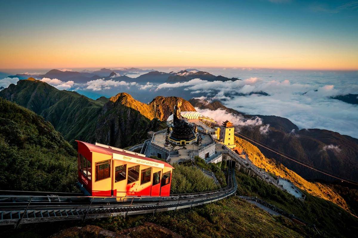 Potret  Puncak Fansipan di Sa Pa, Vietnam 