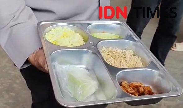 Sampel MBG yang dibawa ke laboratorium untuk memastikan penyebab puluhan siswa keracunan di Martapura, Kabupaten Banjar, Kalsel, Kamis (9/10/2025). (Hendra Lianor/IDN Times)