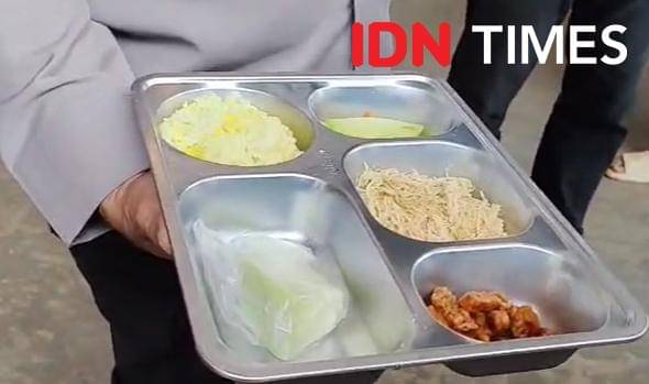 Sampel MBG yang dibawa ke laboratorium untuk memastikan penyebab puluhan siswa keracunan di Martapura, Kabupaten Banjar, Kalsel, Kamis (9/10/2025). (Hendra Lianor/IDN Times)