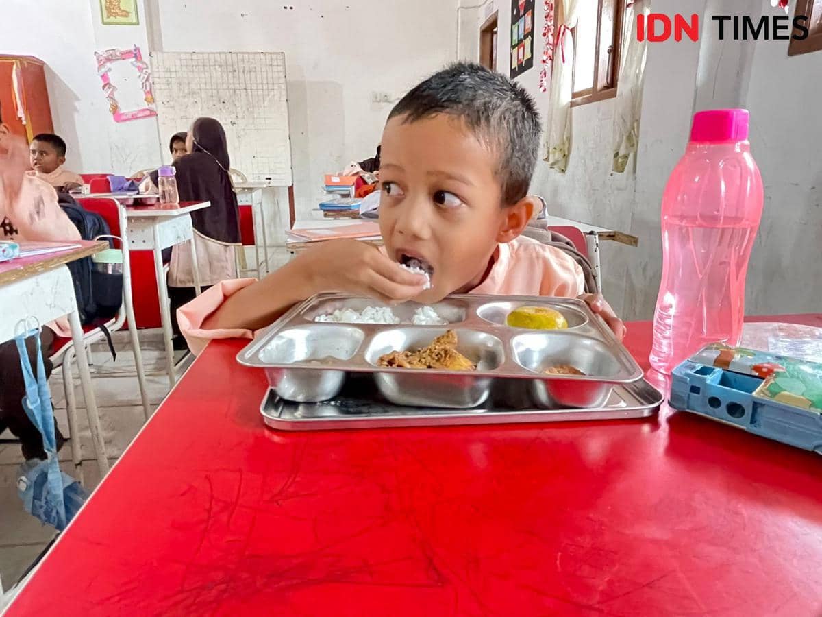 Siswa di SDN 5 Nanggalo menikmati menu MBG (Foto: IDN Times/Halbert Caniago)