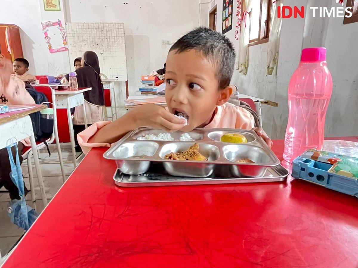 Siswa di SDN 5 Nanggalo menikmati menu MBG (Foto: IDN Times/Halbert Caniago)