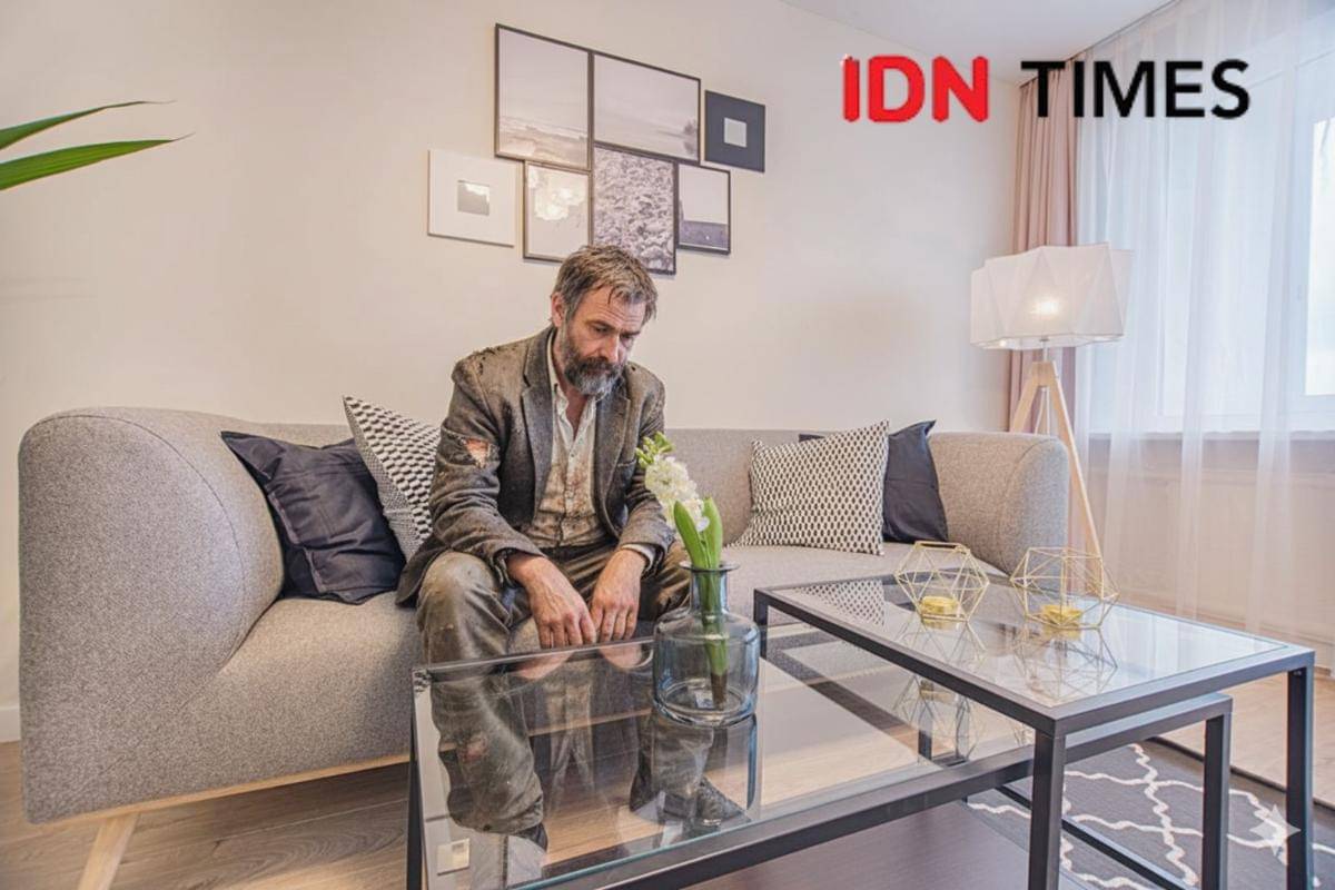 Prompt Gemini AI Edit Foto Prank Gelandangan Masuk Rumah
