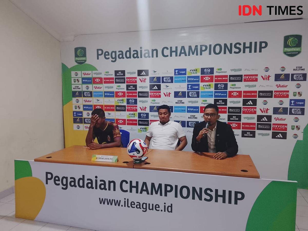 Pelatih Sriwijaya FC Achmad Zulkifli (tengah) (IDN Times/ Fanny Rizano)
