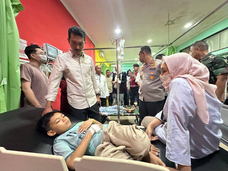 Bupati Banjar Saidi Mansyur bersama Dandim dan Kapolres menjenguk pasien keracunan di RSUD Ratu Zalecha, Kamis (9/10/2025) malam. (MC Kominfo Banjar)