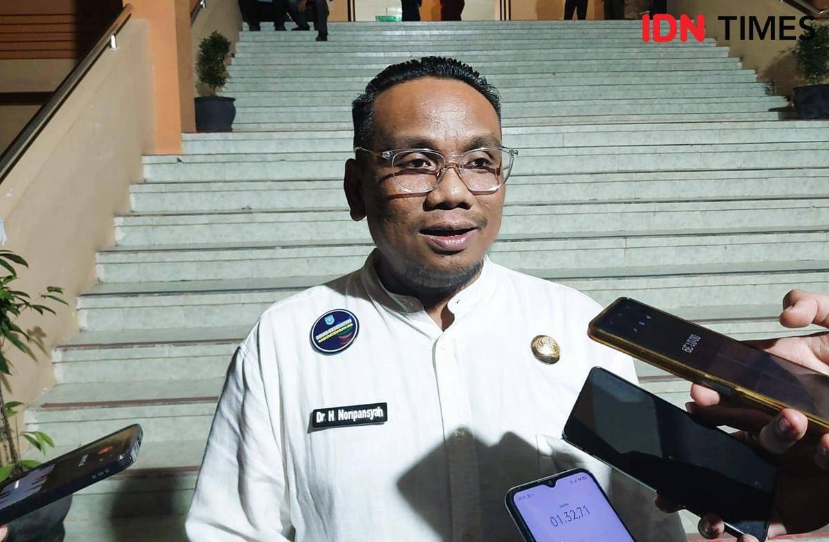 Plt Kadinkes Banjar Noripansyah menyebut hasil laboratorium nasi kuning dan sayur pada menu MBG mengandung nitrat, Kamis (9/10/2025) malam. (Hendra Lianor/IDN Times)