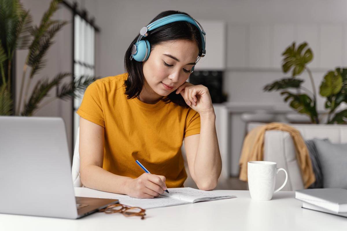 ilustrasi orang belajar (freepik.com/freepik)