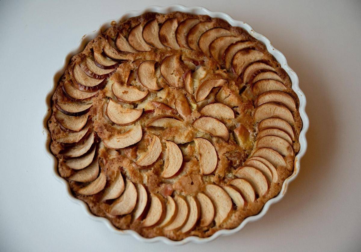 ilustrasi oat banana apple cake 