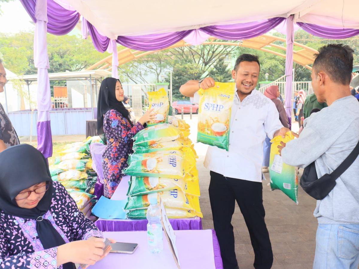Pembagian sembako dalam rangka HUT ke-393 Kabupaten Tangerang (dok. Pemkab Tangerang)