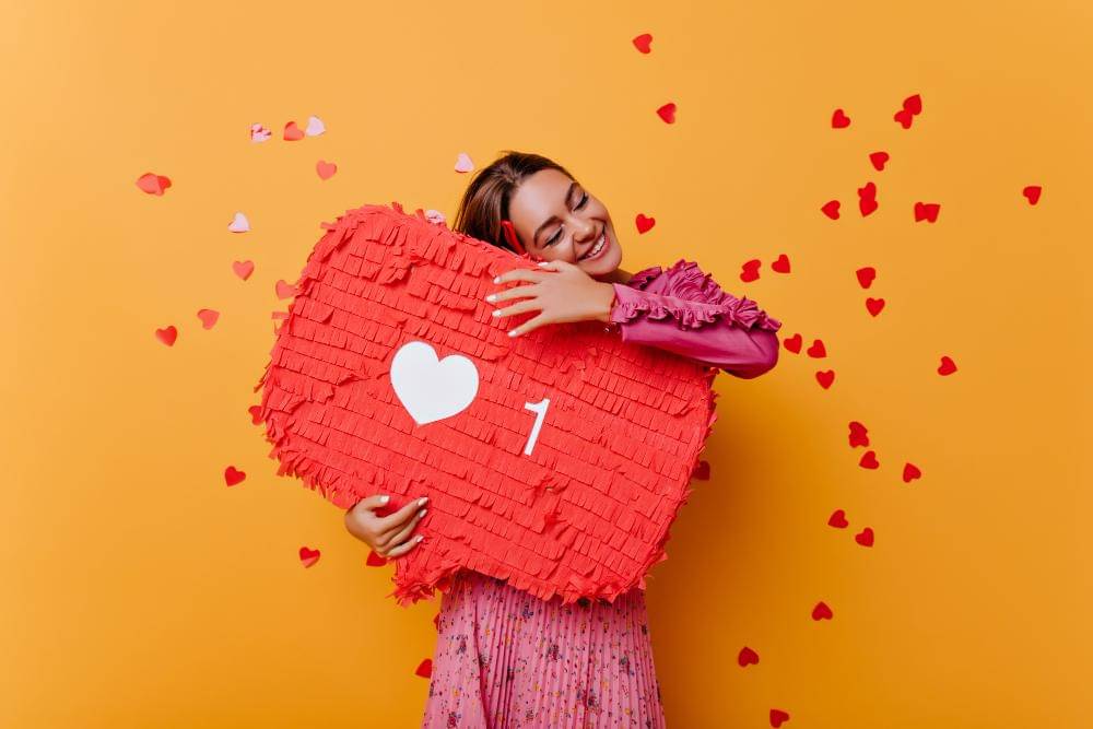 ilustrasi seorang model membawa emoji 