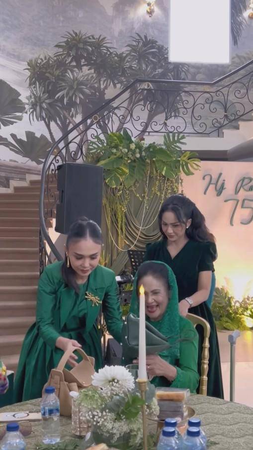 ulang tahun ibunda Krisdayanti (Instagram.com/krisdayantilemos)