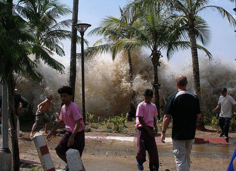 Orang-orang berusaha menghindari tsunami tahun 2004 di Thailand. (commons.wikimedia.org/David Rydevik)