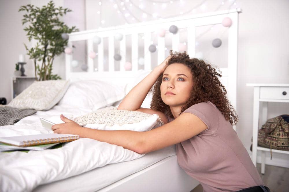 ilustrasi perempuan overthinking (freepik.com/gpointstudio)