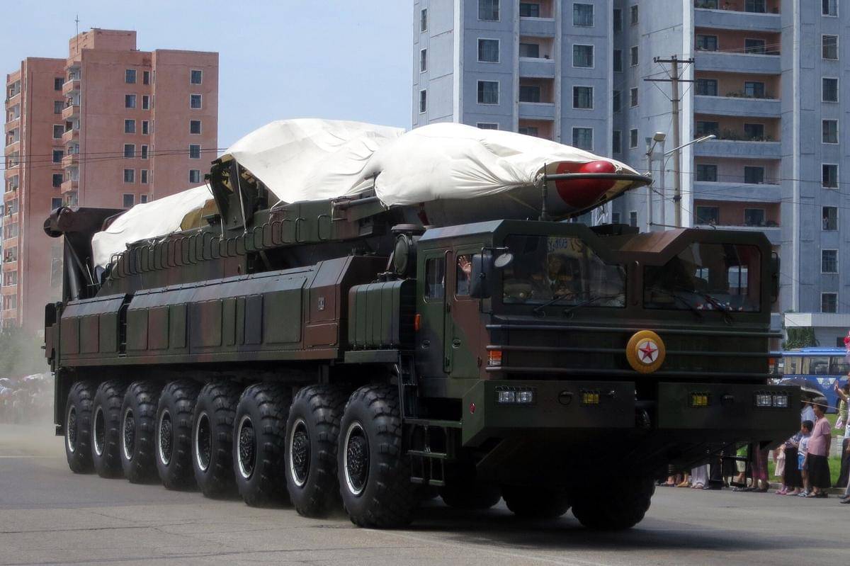 misil Korea Utara pada parade militer 2013. (Stefan Krasowski, CC BY 2.0 <https://creativecommons.org/licenses/by/2.0>, via Wikimedia Commons)