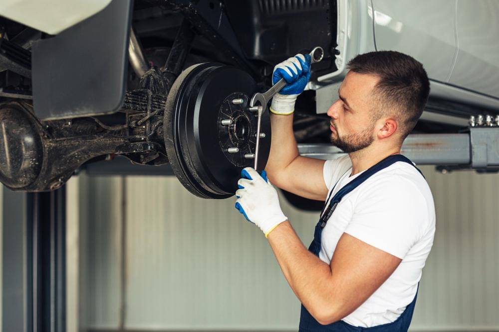 ilustrasi servis mobil (freepik.com/freepik)